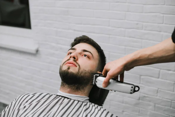 Nahes Porträt Eines Kunden Der Einem Friseurladen Stuhl Liegt Und — Stockfoto