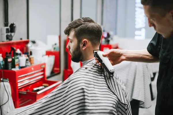 Männliche Friseur Schafft Eine Stilvolle Frisur Für Einen Erwachsenen Mann — Stockfoto