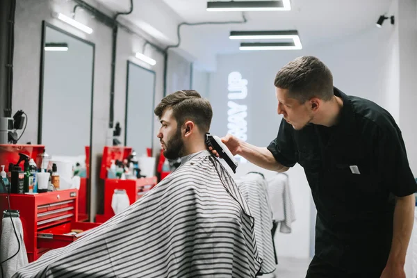 Professionelle Friseure Mit Haarschneidemaschine Schneiden Einem Erwachsenen Kunden Die Haare — Stockfoto