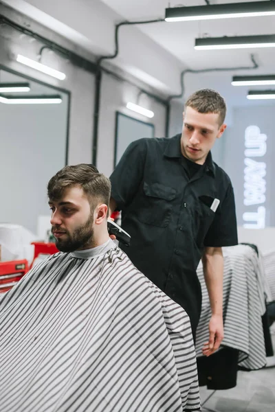 Mann Mit Bart Sitzt Auf Einem Friseurstuhl Und Schneidet Sich — Stockfoto