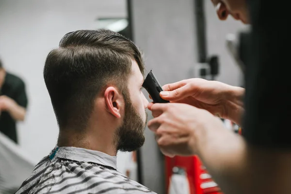 Closeup Photo Barber Creates Stylish Hairstyle Bearded Man Uses Trimmer — Stock Photo, Image