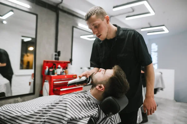 Barbier Professionnel Fait Une Coiffure Barbe Avec Une Tondeuse Dans — Photo