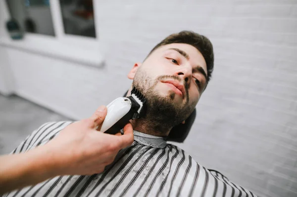 Foto Close Barbeiro Cortando Cabelo Homem Adulto Uma Barba Cabeleireiro — Fotografia de Stock