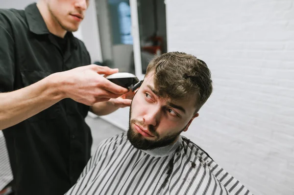 Giovane Divertente Con Barba Taglia Parrucchiere Con Una Faccia Scontenta — Foto Stock