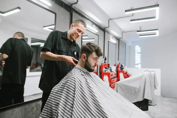 Skäggig Klient Sitter Lätt Barbershop Stol Och Får Frisyr Från — Stockfoto