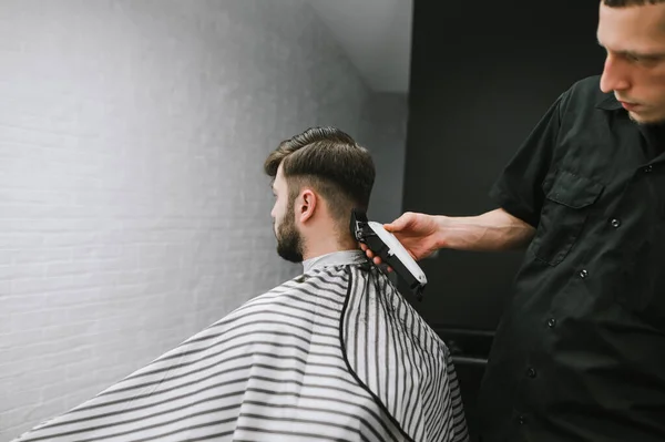 Een Man Met Baard Zittend Een Stoel Haar Geknipt Een — Stockfoto