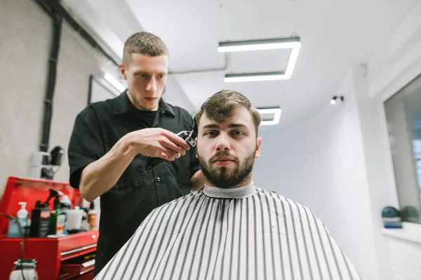 Erwachsener Bärtiger Mann Umkleidekabine Sitzt Einem Friseurstuhl Schneidet Haare Beim — Stockfoto