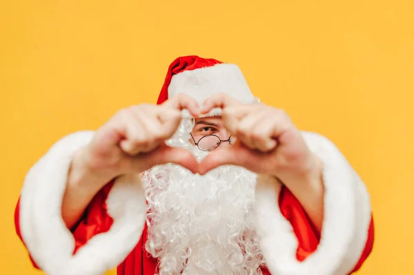 God Jultomte Bär Tjusiga Glasögon Visar Kärleksgest Och Tittar Genom — Stockfoto