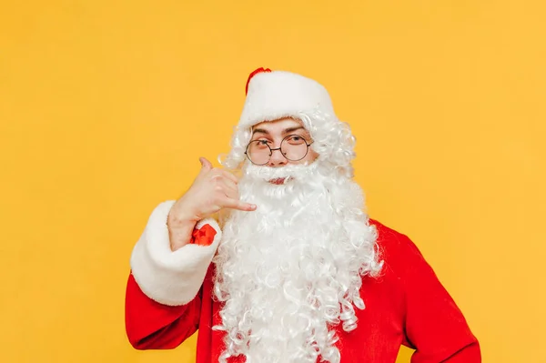 Alegre Santa Claus Está Imitando Gesto Llámame Con Mano Mirando —  Fotos de Stock