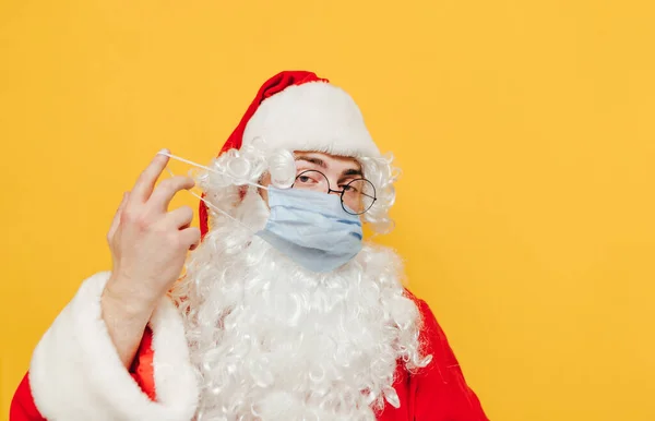 Nahaufnahme Porträt Des Weihnachtsmannes Der Seine Schützende Gesichtsmaske Abnimmt Atelier — Stockfoto
