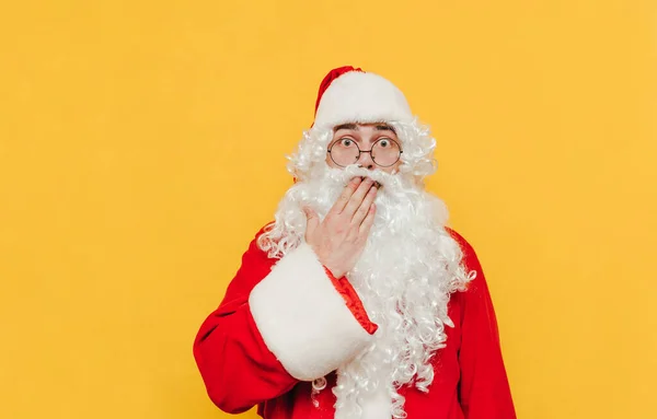 Sorprendido Santa Claus Está Tocando Boca Con Mano Mostrando Gesto — Foto de Stock