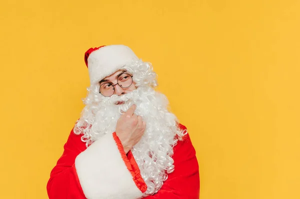 Közelkép Portré Mikulás Egy Sárga Háttér Megérinti Szakállát Elmélkedve Karácsonyi — Stock Fotó