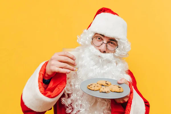 Vieux Père Noël Tient Verre Lait Une Assiette Avec Des — Photo