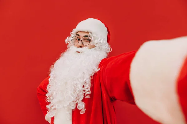 Papai Noel Fotogênico Alegre Está Posando Para Uma Selfie Olhando — Fotografia de Stock