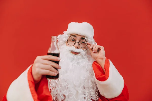 Wesoły Starszy Święty Mikołaj Dotyka Swoich Okularów Odwraca Wzrok Trzymając — Zdjęcie stockowe