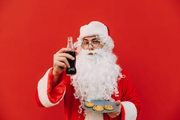 Homme Costume Père Noël Pose Sur Fond Rouge Tenant Une — Photo