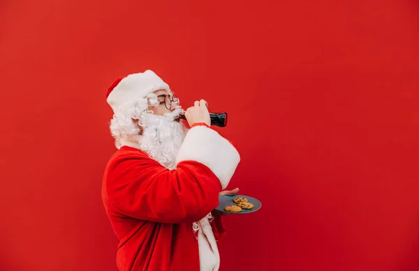 Sidovy Jultomte Dricka Cola Från Glasflaska Hålla Platta Med Kakor — Stockfoto