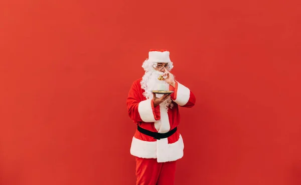 Retrato Horizontal Media Longitud Santa Claus Positivo Tocando Sus Gafas — Foto de Stock
