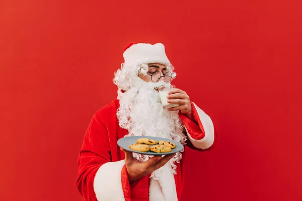 Portrait Père Noël Debout Devant Mur Rouge Buvant Lait Dans — Photo