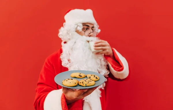 Vieux Père Noël Tient Une Assiette Avec Des Biscuits Savoureux — Photo