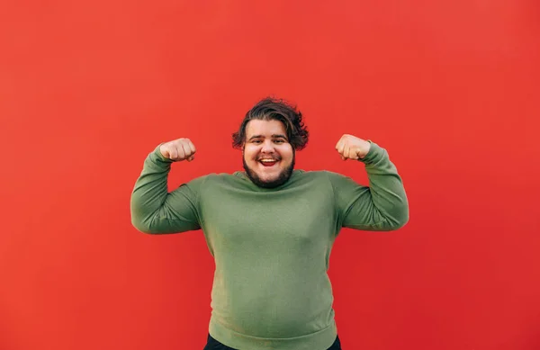 Sterke Grappige Jonge Corpulente Spaanse Man Toont Zijn Kracht Door — Stockfoto