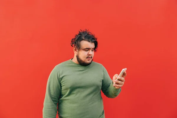 Bearded Overweight Man Concentrated His Smartphone Communicating Phone Typing Message — 스톡 사진