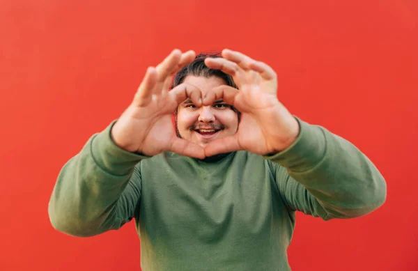 Vrolijke Gelukkige Jonge Spaanse Man Toont Een Liefdesgebaar Met Zijn — Stockfoto