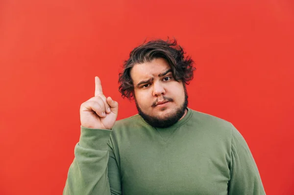 Retrato Jovem Hispânico Barbudo Corpulento Expressando Gesto Ideia Apontando Dedo — Fotografia de Stock