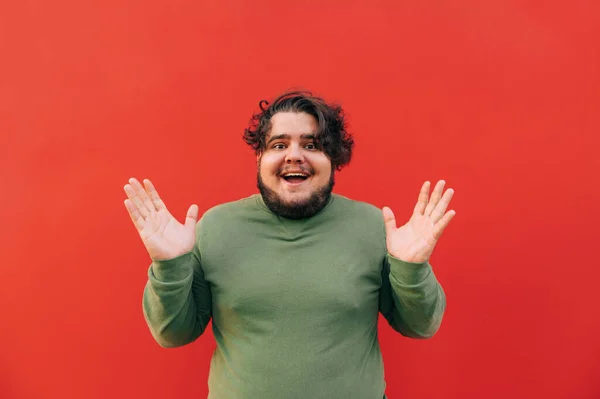 Sorrindo Alegre Excesso Peso Jovem Hispânico Com Cabelo Encaracolado Está — Fotografia de Stock