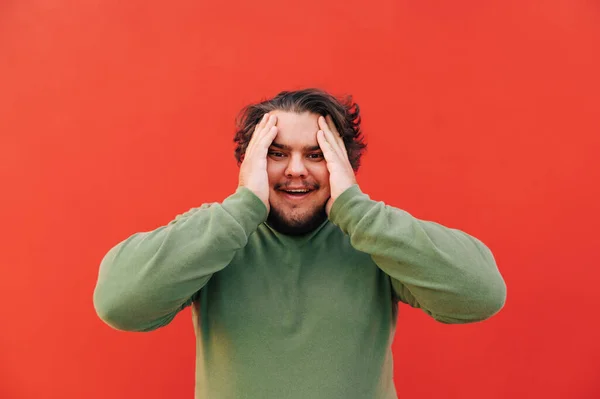 Feliz Joven Hispano Está Sintiendo Alivio Emocional Emoción Pie Sobre — Foto de Stock