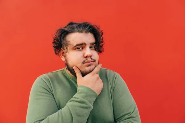 Retrato Perto Cara Hispânico Atencioso Atraente Barbudo Olhando Para Câmera — Fotografia de Stock