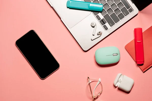 Flach Lag Auf Pastellrosa Hintergrund Mit Silbernem Laptop Smartphone Mit — Stockfoto