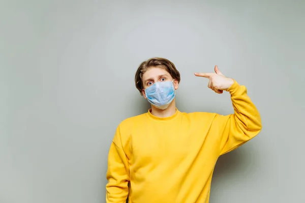 Een Gekke Jongeman Met Een Beschermend Masker Schiet Zijn Hoofd — Stockfoto