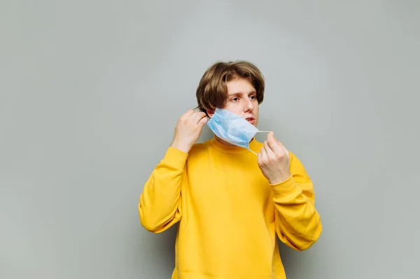 Een Knappe Jongen Een Brutaal Sweatshirt Staat Achtergrond Van Een — Stockfoto