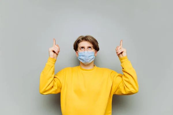 Young Man Medical Mask Shows His Fingers Looks Copy Space — Stock Photo, Image