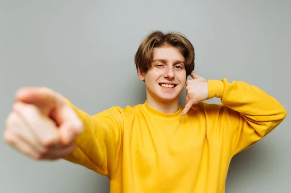 Jeune Homme Vêtements Décontractés Lumineux Montre Geste Doigt Appelez Moi — Photo