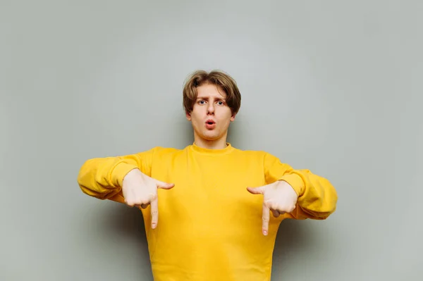 Tipo Sorprendido Una Sudadera Gris Para Sobre Fondo Una Pared —  Fotos de Stock