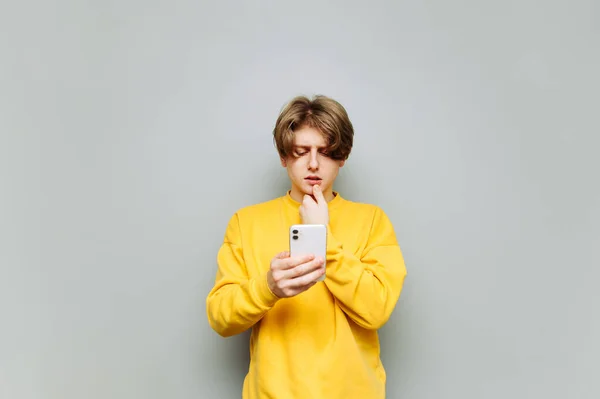 Der Rüstige Junge Mann Nutzt Das Internet Auf Seinem Smartphone — Stockfoto