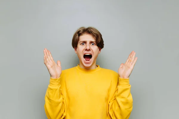 Chico Sorprendido Para Sobre Fondo Gris Mira Cámara Con Gritos — Foto de Stock