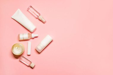 Cilt kremi, deodorant, ruj, yüz serumu, yanan bir mum ile gerekli yağ..