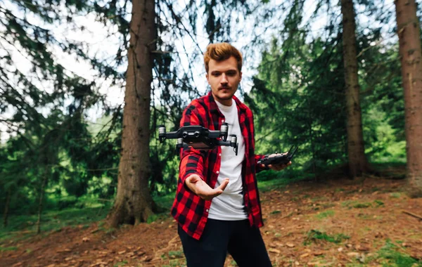 Homem Camisa Vermelha Lança Drone Com Mãos Floresta Fotografar Conteúdo — Fotografia de Stock