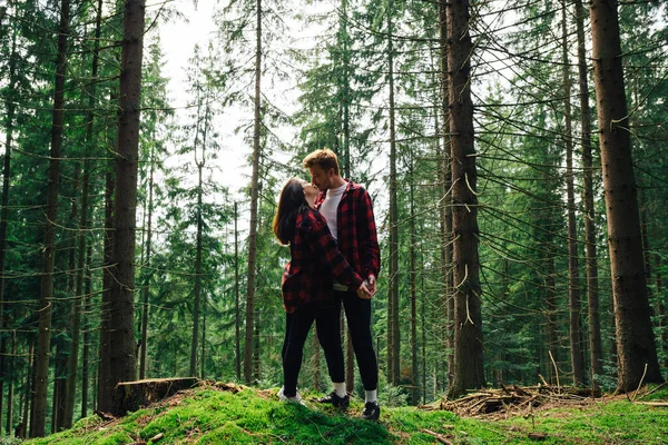 Hermosa Pareja Hombre Mujer Camisas Rojas Pie Hermoso Bosque Montaña — Foto de Stock