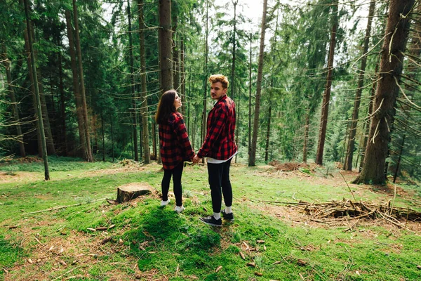 Άνδρας Και Γυναίκα Κόκκινα Πουκάμισα Στέκονται Στο Δάσος Στα Βρύα — Φωτογραφία Αρχείου