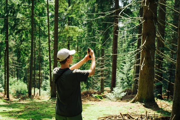 Joven Caminante Masculino Una Caminata Para Bosque Con Teléfono Inteligente — Foto de Stock