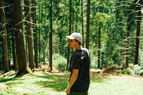 Jovem Turista Roupas Casuais Fica Musgo Floresta Uma Escalada Até — Fotografia de Stock