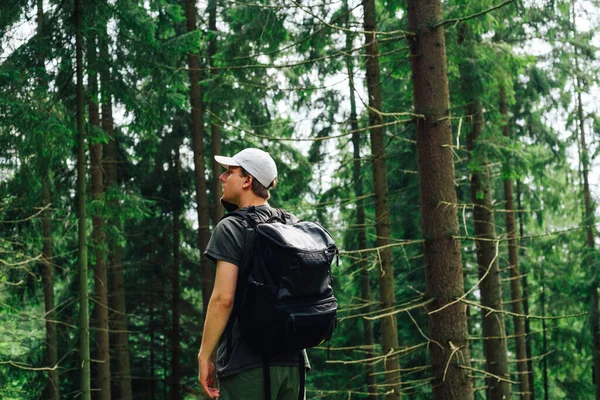 Joven Hipster Con Ropa Casual Llama Por Teléfono Una Caminata — Foto de Stock