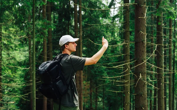 Красивий Молодий Чоловік Пішохідній Прогулянці Стоїть Лісі Смартфоном Руці Робить — стокове фото