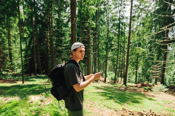 Hombre Guapo Con Una Mochila Paseos Casuales Por Bosque Montaña — Foto de Stock