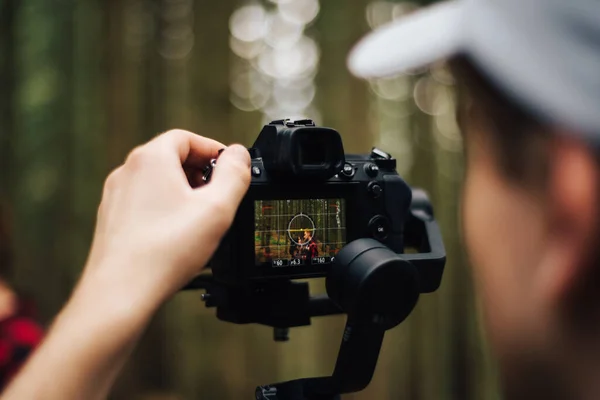 Photo Rapprochée Appareil Photo Sur Stabilisateur Dans Les Mains Homme — Photo