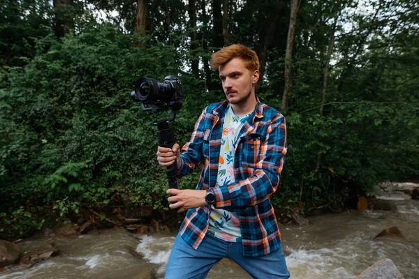 Jovem Cinegrafista Com Estabilizador Nas Mãos Filma Vídeo Natureza Câmera — Fotografia de Stock